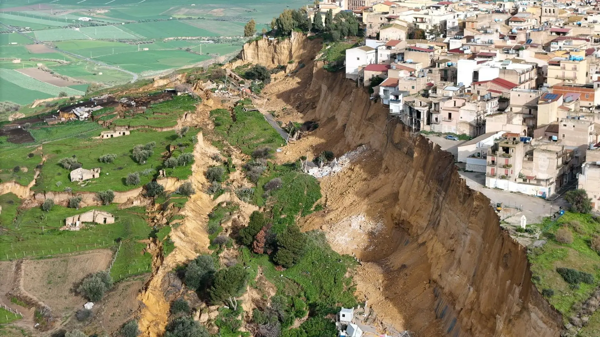 Un pueblo siciliano queda al borde de un gran barranco por un deslizamiento de tierra