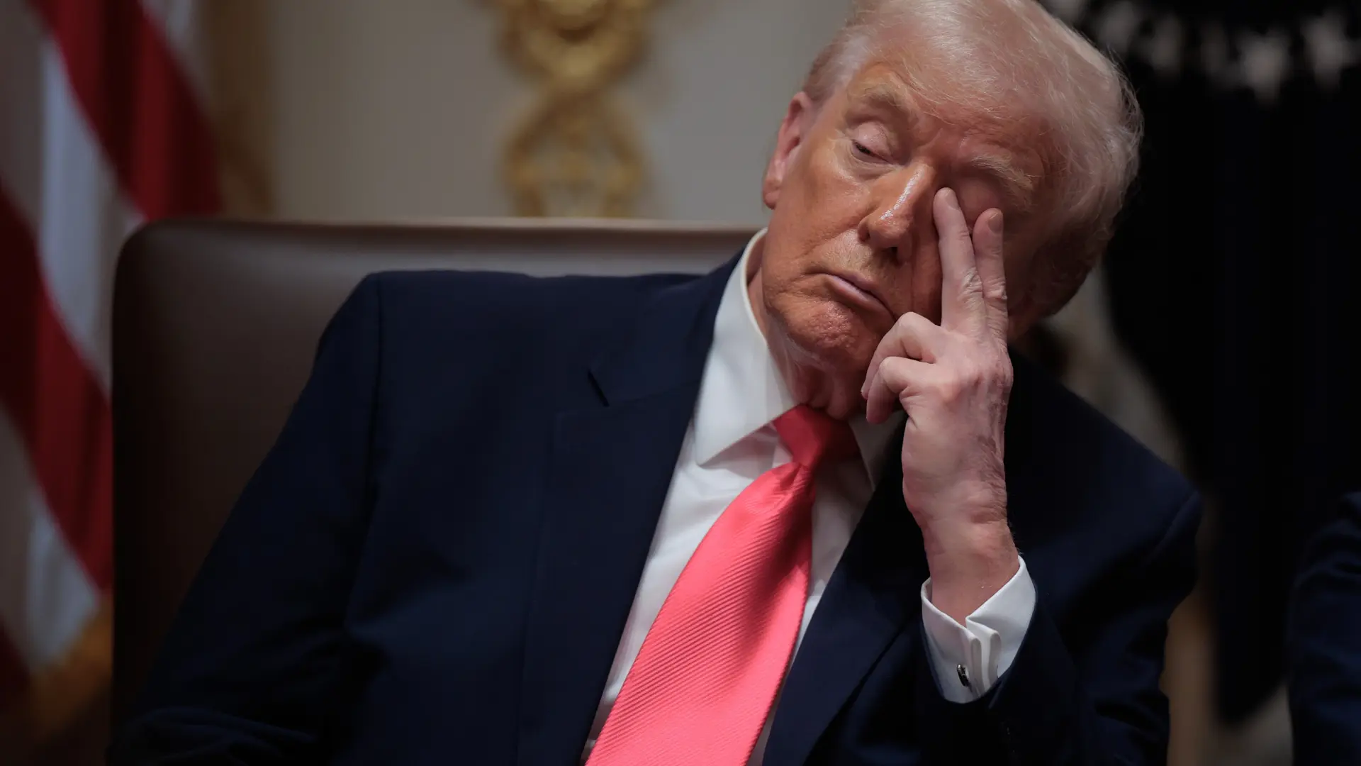 Trump reconoce que cierra los ojos en las reuniones con su gabinete: «Son aburridísimas, no veo la hora de salir de allí»