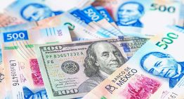 Peso se vende en 17.2420 unidades por debilidad del dólar