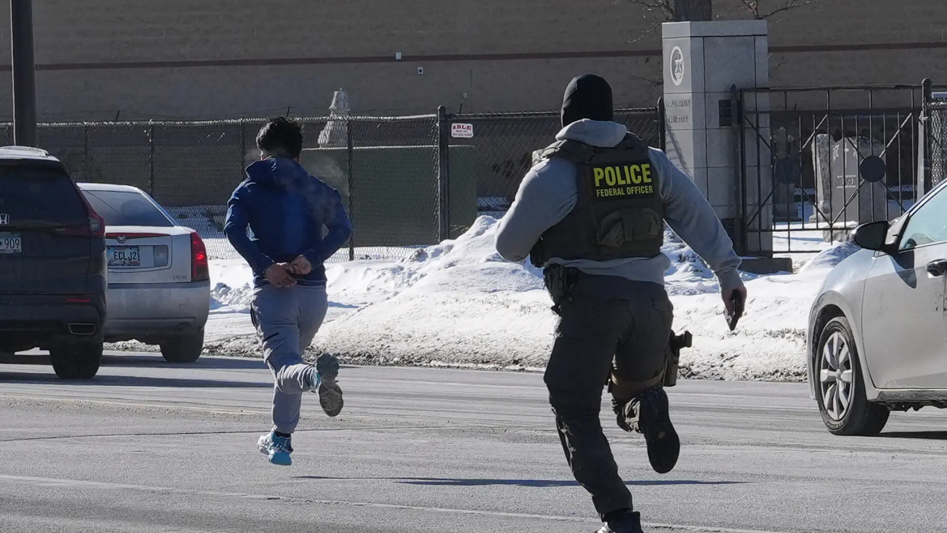 La Administración Trump detiene a 16 manifestantes en Mineápolis y cesa a agentes que dispararon a Alex Pretti y a Renee Good
