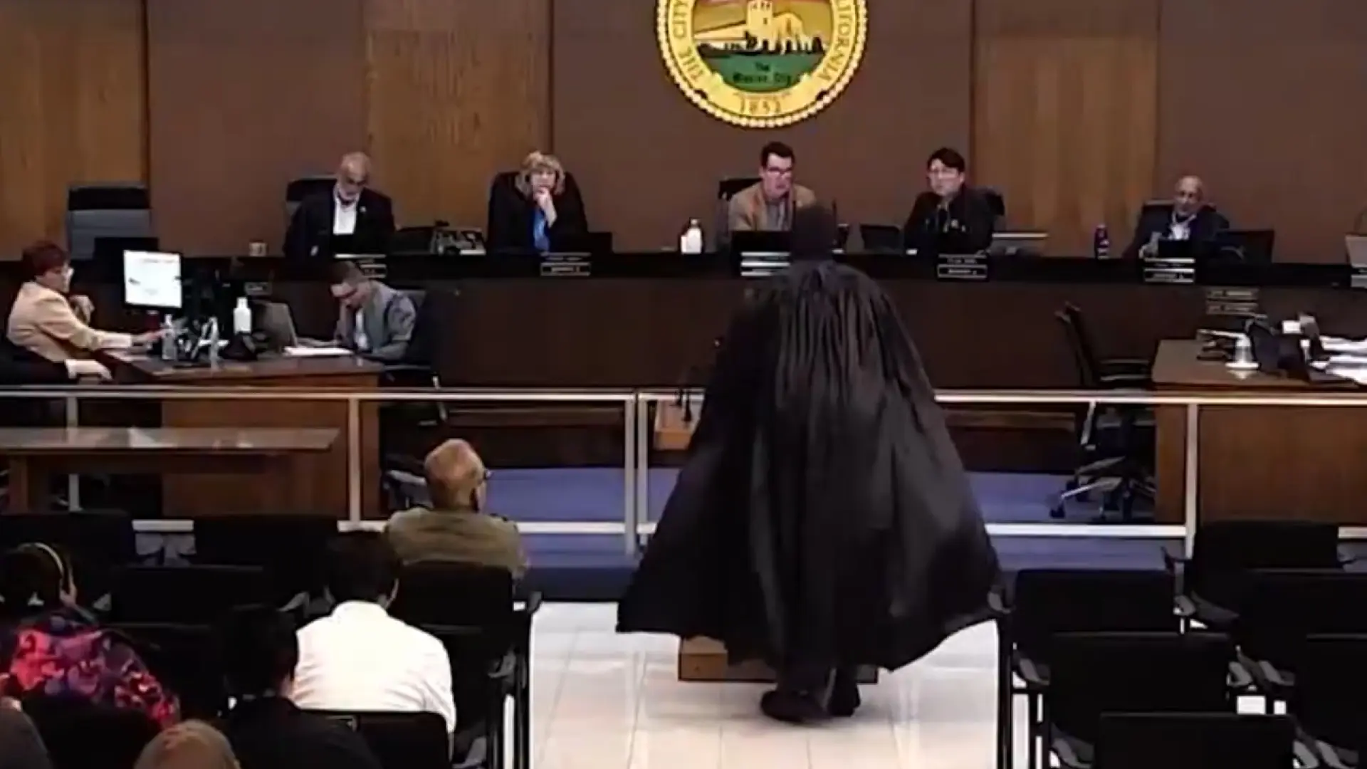 Un hombre disfrazado de Batman irrumpe en el ayuntamiento de Santa Clara para alertar del peligro del ICE en la SuperBowl