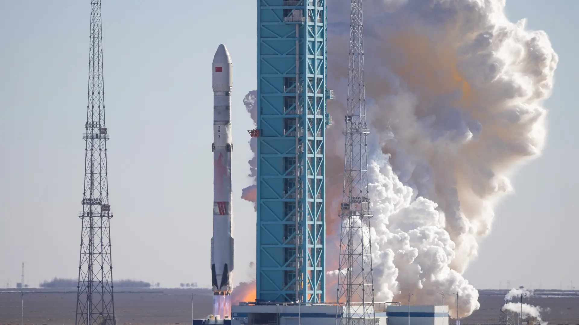 Reino Unido se prepara para enviar una alerta a la población ante el temor de que restos de un cohete chino caigan en el país