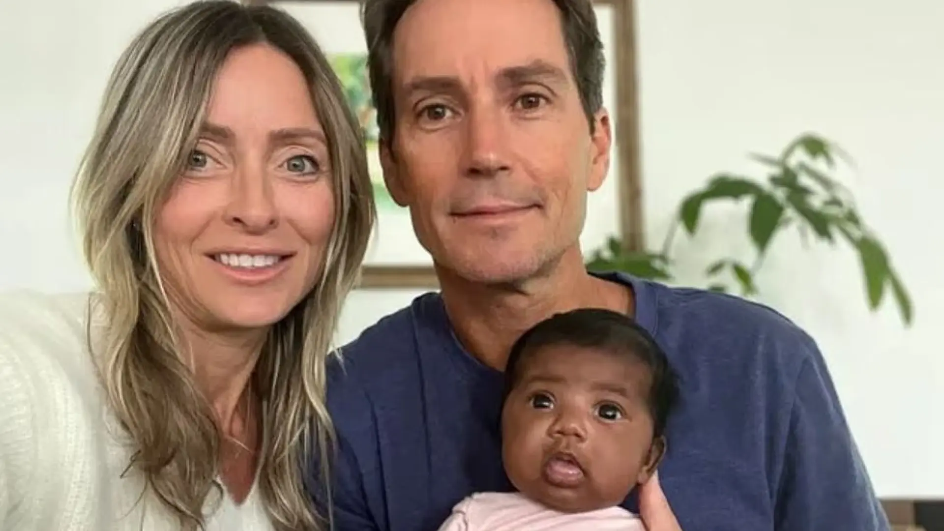 Denuncian a su clínica de fertilidad tras dar a luz un bebé afroamericano: «Encontrar a sus padres biológicos es una obligación moral»