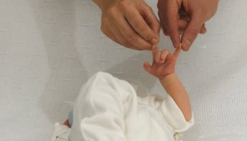 Julián Alvarez presentó a Amadeo, su primer hijo, con una foto en modo Hombre Araña que se hizo viral y recibió miles de comentarios