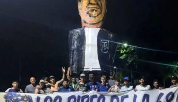 Hinchas de Gimnasia y Esgrima La Plata quemaron un muñeco de Chiqui Tapia