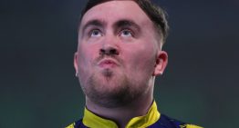 Luke Littler, el fenómeno de los dardos que enloquece a Inglaterra: le dicen «La Bomba Atómica», tiene 18 años y va por el bicampeonato mundial