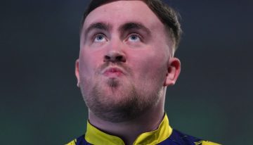 Luke Littler, el fenómeno de los dardos que enloquece a Inglaterra: le dicen «La Bomba Atómica», tiene 18 años y va por el bicampeonato mundial