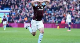 Premier League: Dibu Martínez no pudo mantener su valla invicta, pero celebró el triunfo del Aston Villa que da pelea por la punta