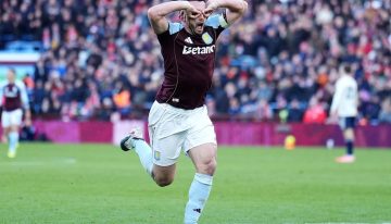 Premier League: Dibu Martínez no pudo mantener su valla invicta, pero celebró el triunfo del Aston Villa que da pelea por la punta