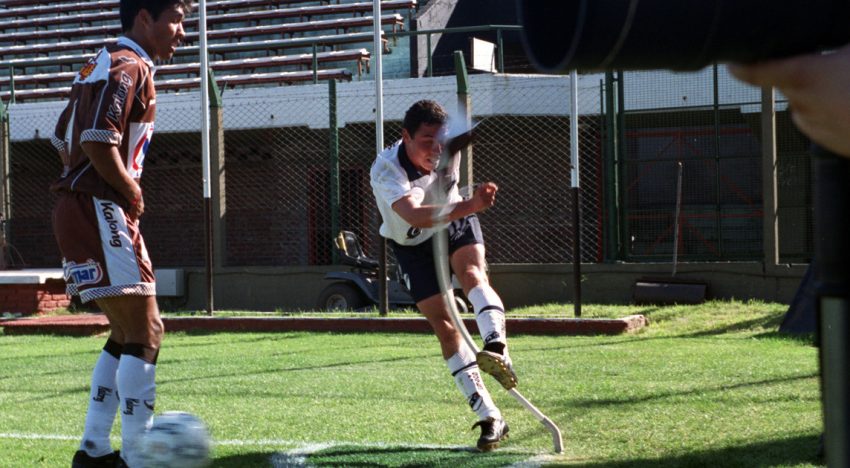El banderín del córner móvil: el invento argentino que busca una mini revolución en el fútbol mundial y hasta alterar las reglas de juego