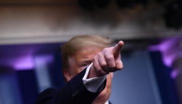 Trump amenaza con procesar al presentador de los Grammy por comentario sobre Epstein