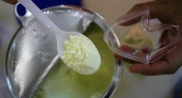 Autoridad alimentaria de la UE califica de «bajo» el riesgo por toxina en lotes de leche infantil