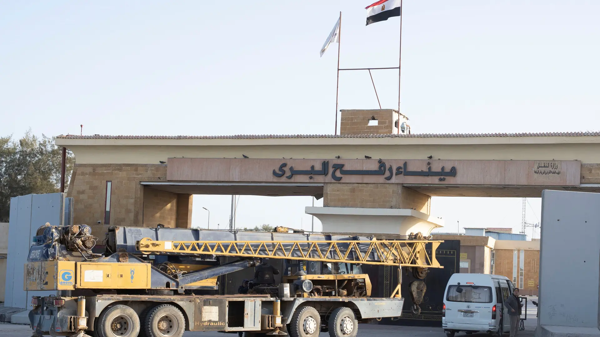 El paso de Rafah se abre por completo después de dos años y cruzan de Egipto hacia Gaza los primeros grupos de palestinos