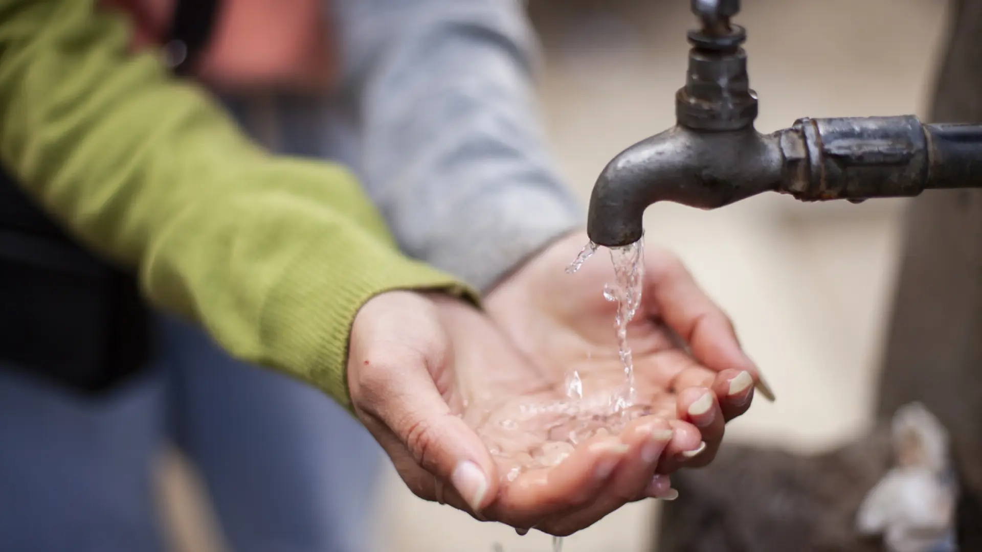Por qué no se debe beber agua del grifo cuando viajamos a muchos países: «Las infecciones pueden llegar a ser muy graves»