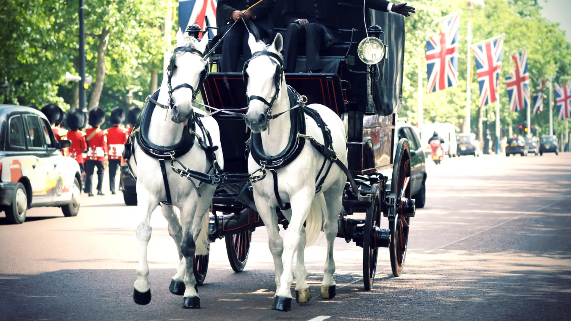 Muere un ciclista en un choque con un carro de caballos en Londres