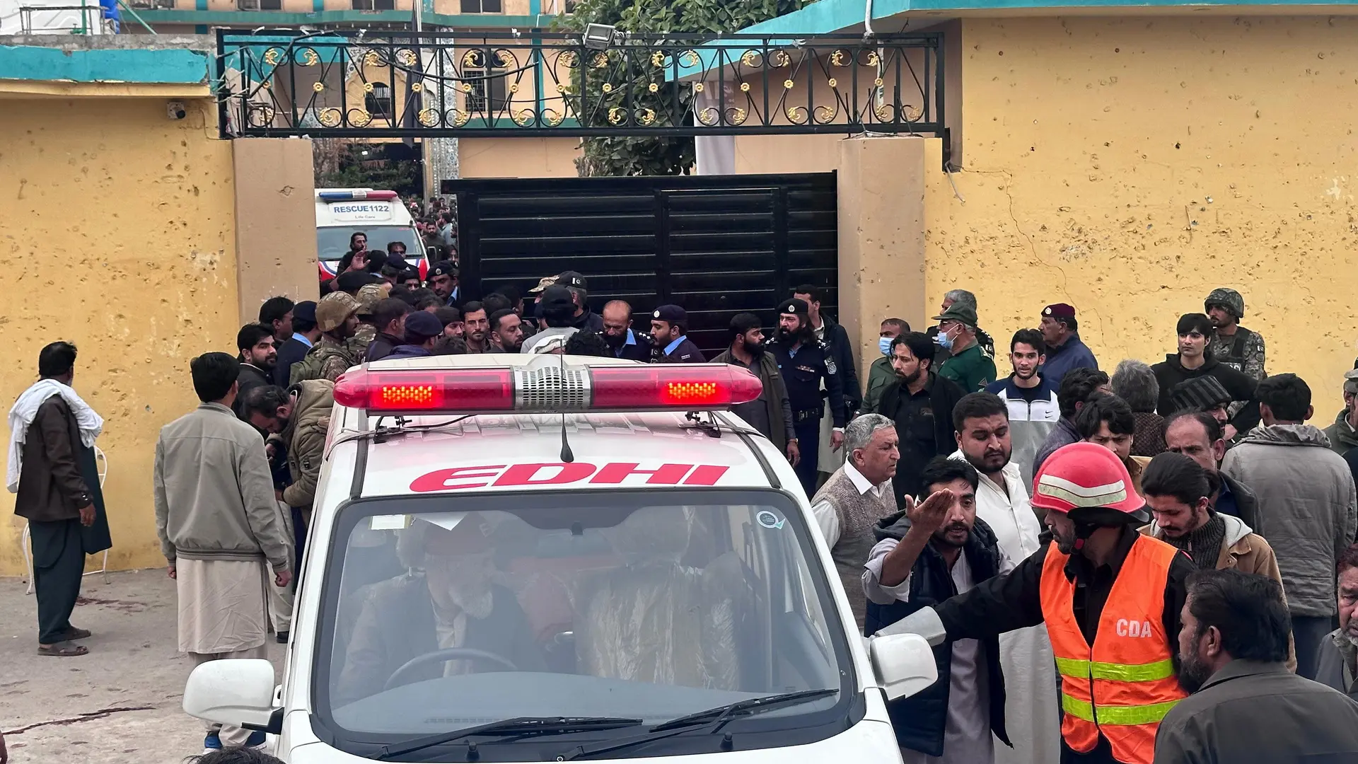 Al menos 31 muertos y 169 heridos en un atentado suicida en una mezquita en Pakistán