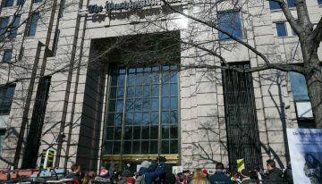 Director del Washington Post se retira tras despidos