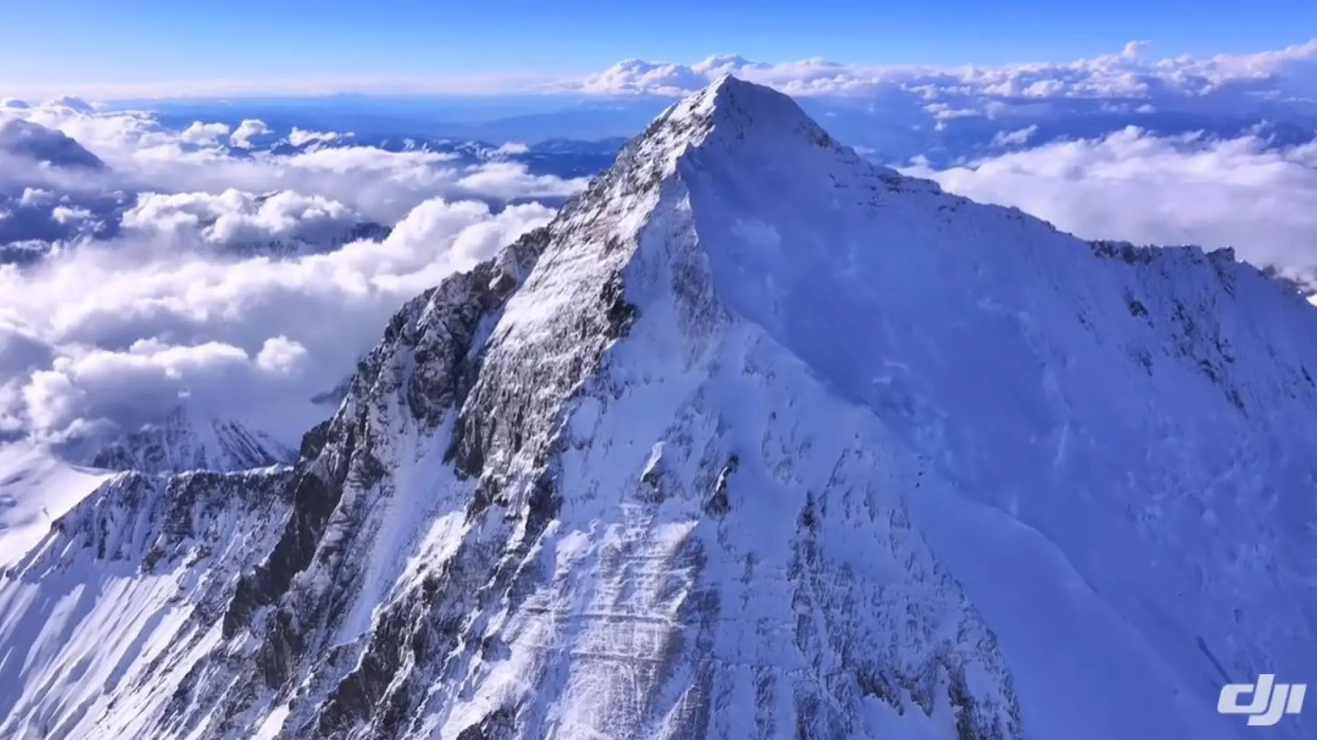 El espectacular vídeo grabado por un dron que te permite 'ascender' hasta la cima del Everest desde el sofá de tu casa
