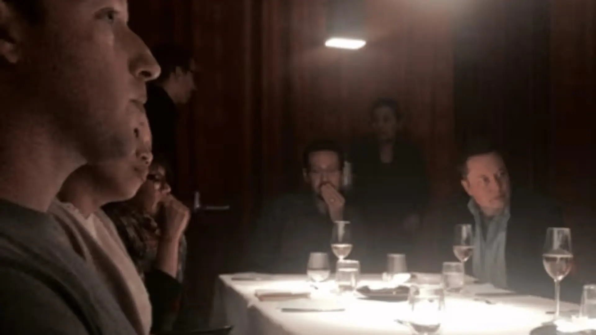 Difunden una nueva foto que muestra a Mark Zuckerberg y Elon Musk cenando con Jeffrey Epstein