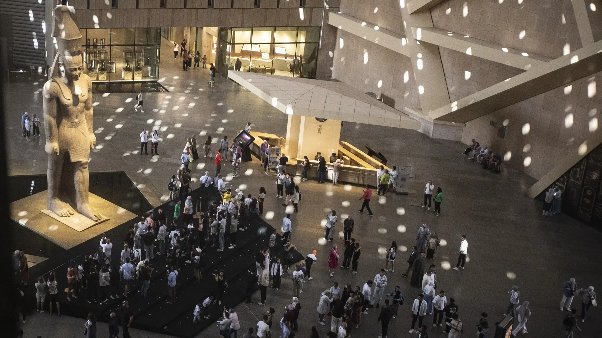 Finaliza la restauración de una estatua de Ramsés II tras unirse sus dos mitades
