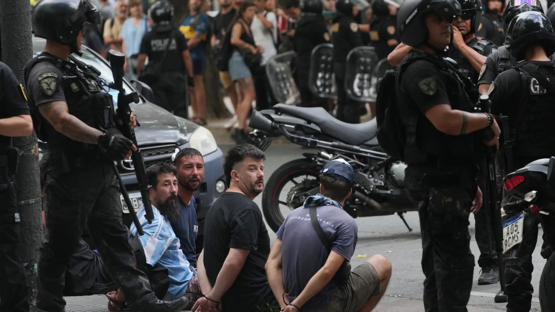 Más de 70 detenidos y 12 agentes heridos en Argentina durante la protesta contra la reforma laboral impulsada por Milei