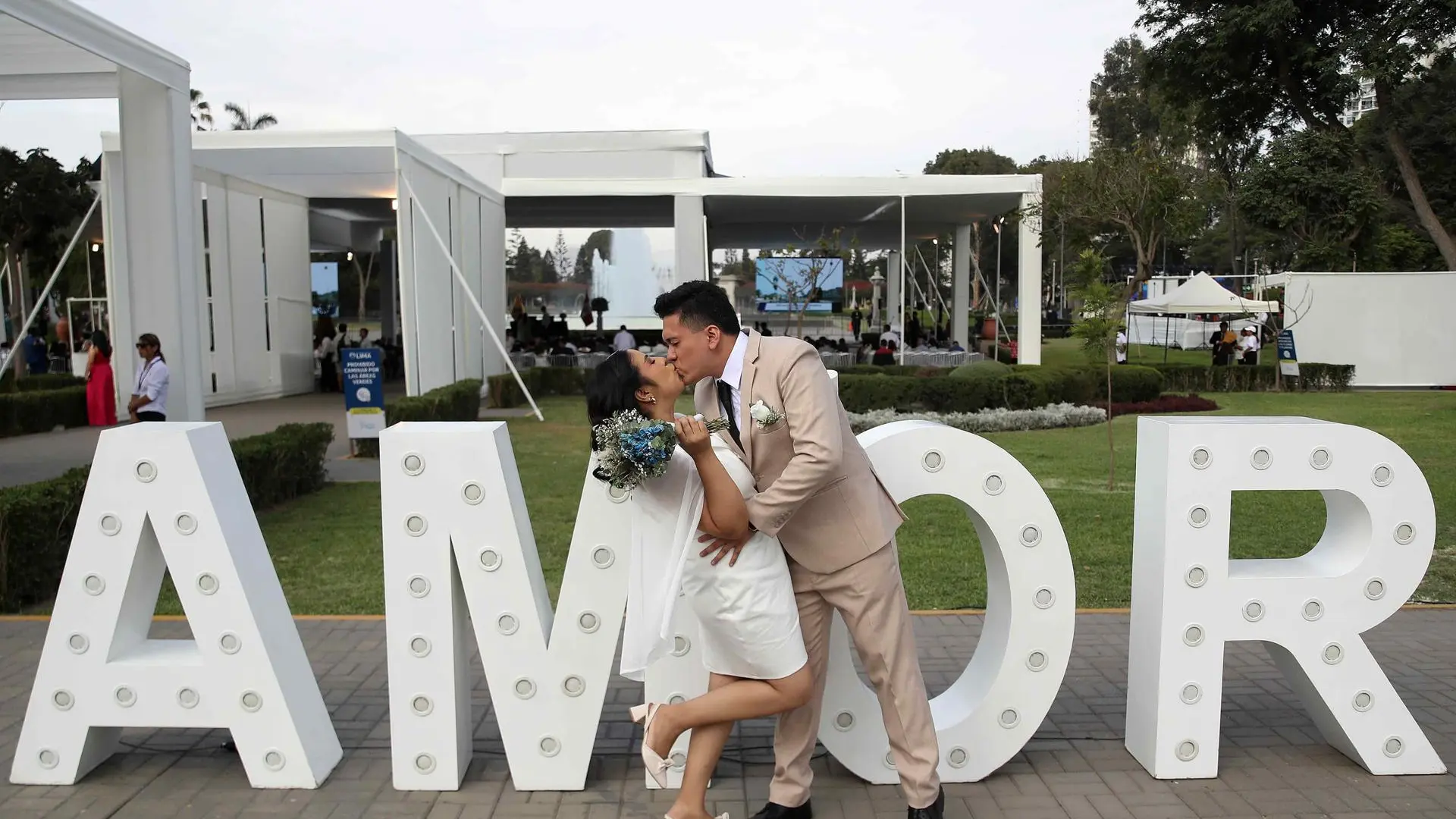 Boda masiva en Lima: más de 100 parejas se casan en una ceremonia comunitaria