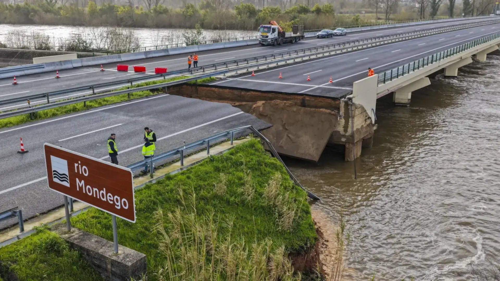 Portugal desaloja a la población en Coimbra ante una posible inundación tras la rotura del dique del río Mondego