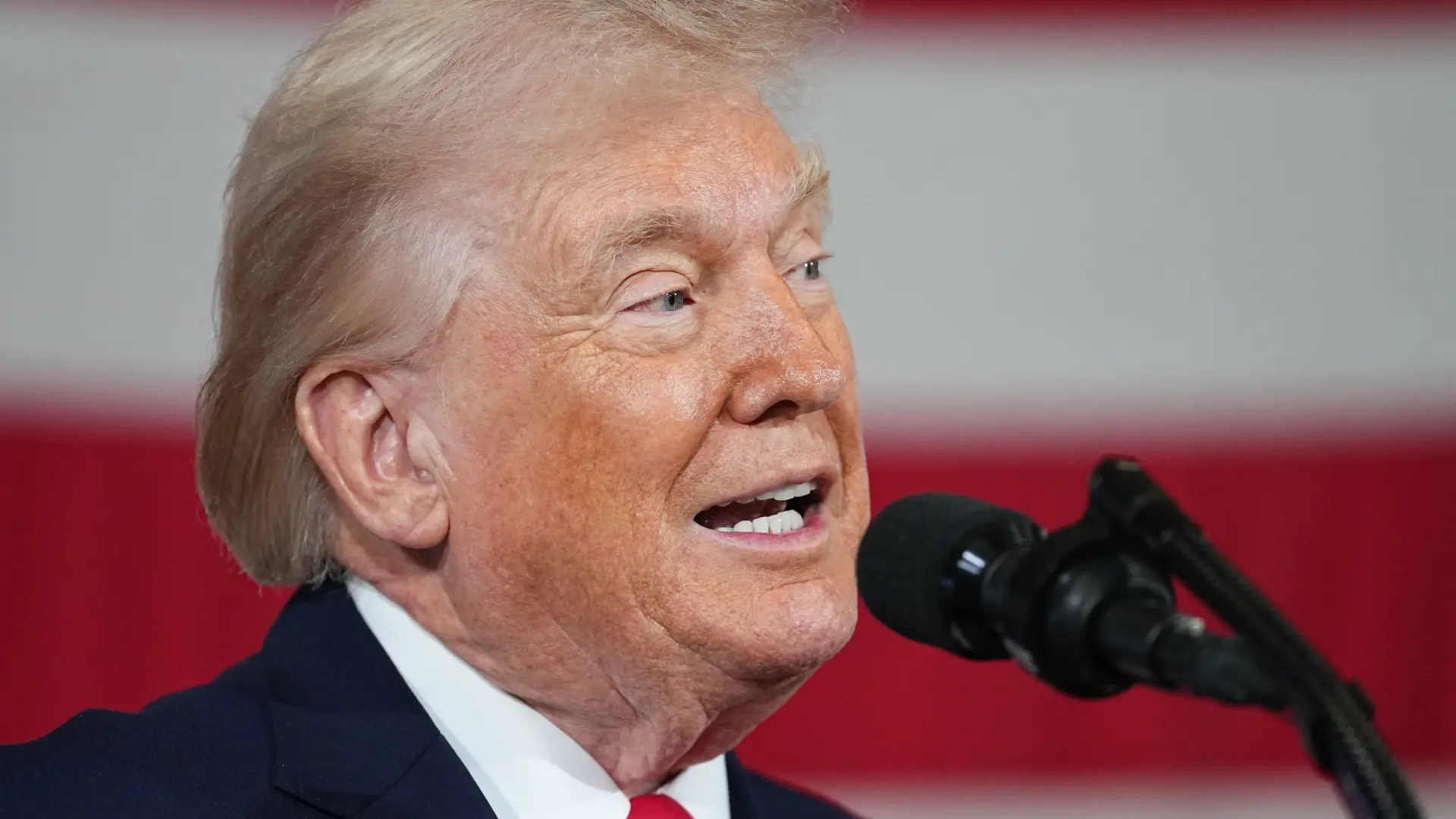 Trump confirma que visitará Venezuela y alardea de su acuerdo petrolífero: «El crudo está saliendo, pagan mucho dinero por él»