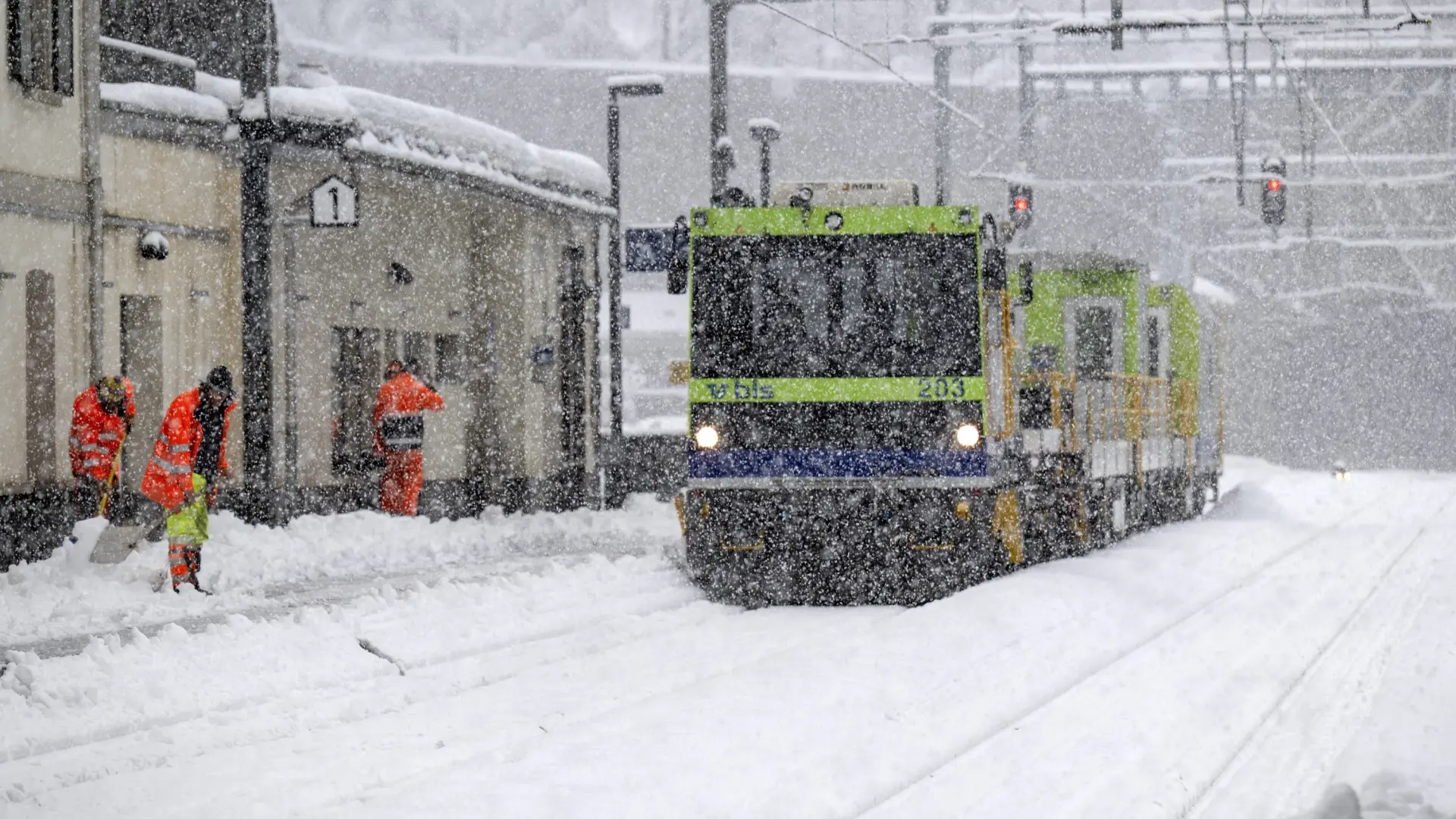 Al menos cinco heridos y treinta evacuados al descarrilar un tren debido a una avalancha de nieve en Suiza