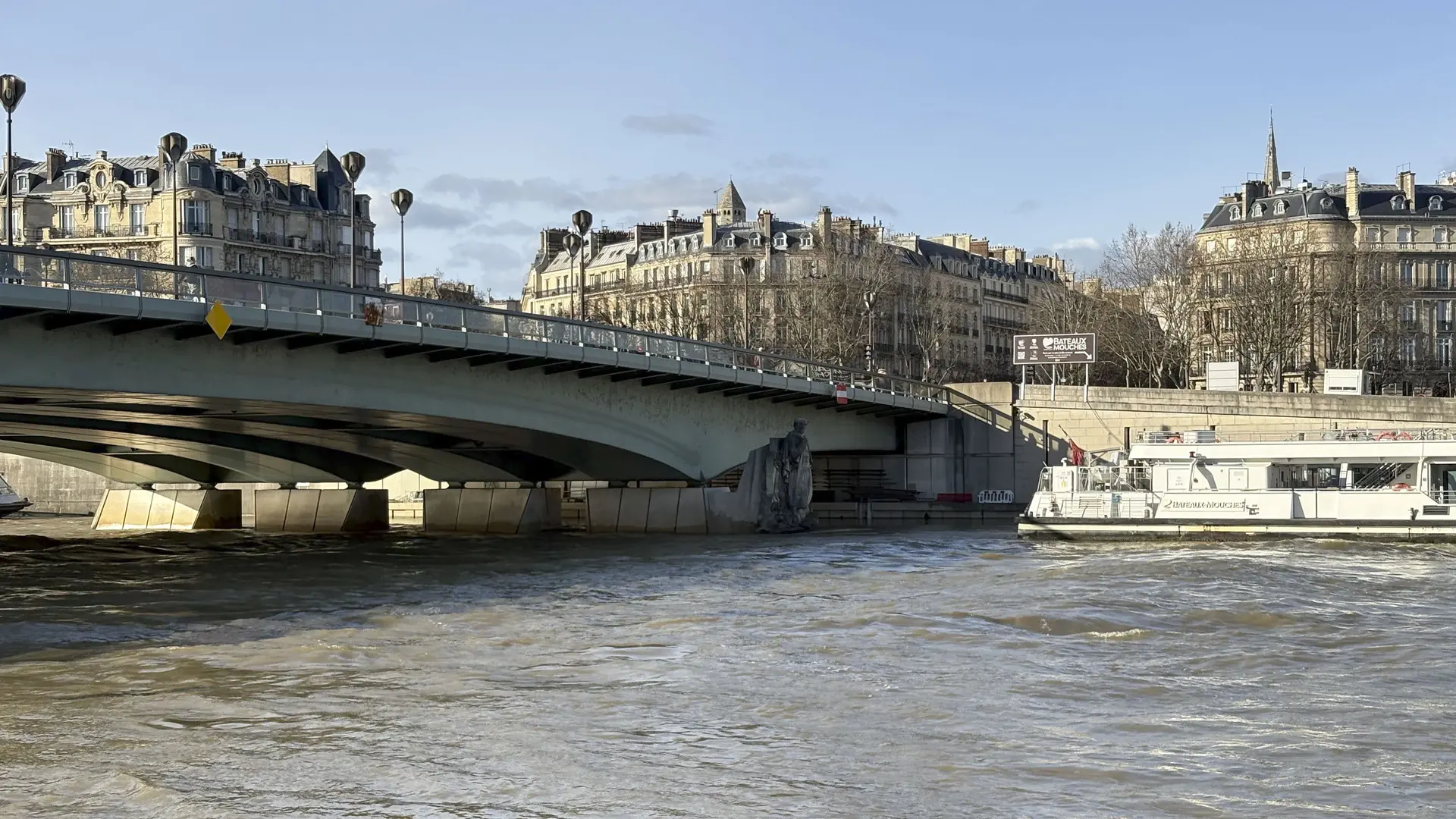 La crecida del río Sena roza los cuatro metros de altura y obliga a cerrar accesos y puertos fluviales del centro de París