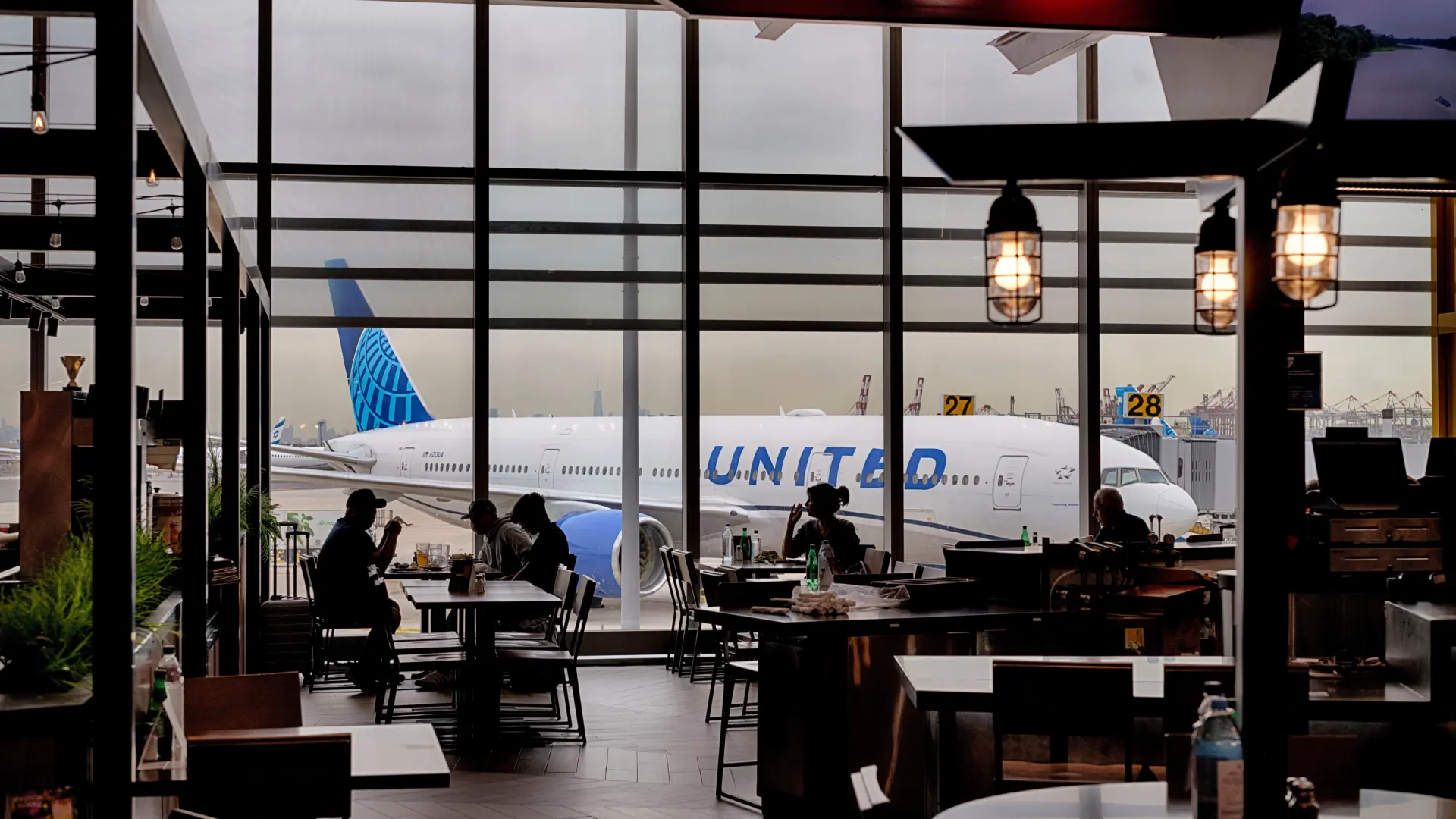 Cierran el aeropuerto de Newark en EEUU varias horas por la evacuación y retirada de un avión