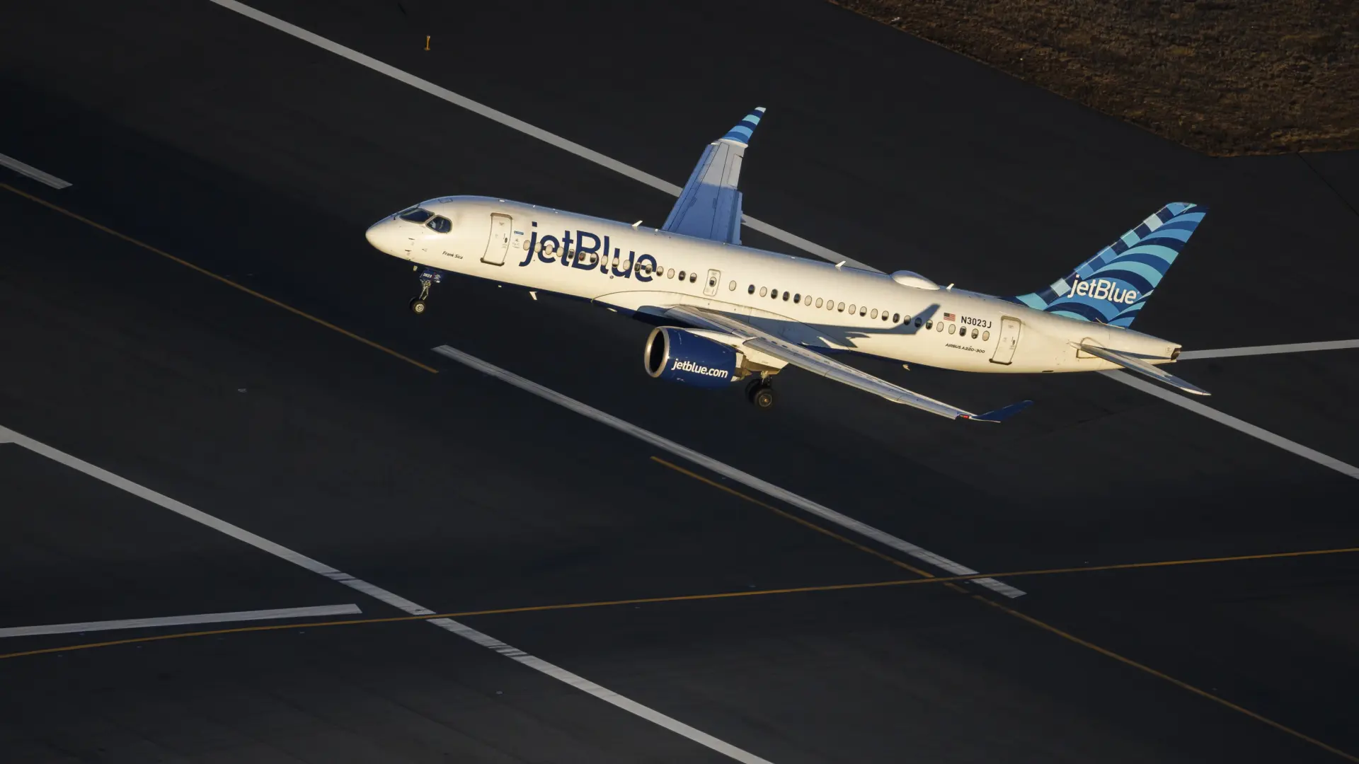 Un avión de JetBlue, obligado a aterrizar de emergencia tras un sufrir un fallo en un motor