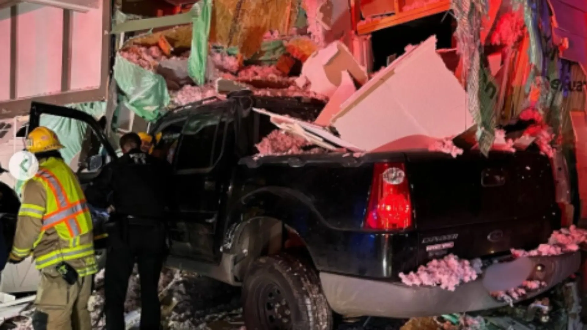 El impactante accidente de una camioneta en EEUU: derrapa a gran velocidad, vuela más de 30 metros y se estrella contra una casa