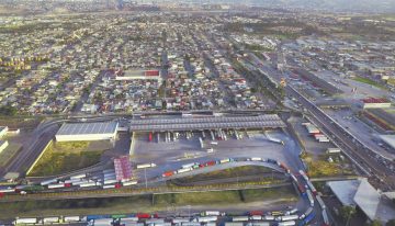 México logra superávit comercial récord con EU