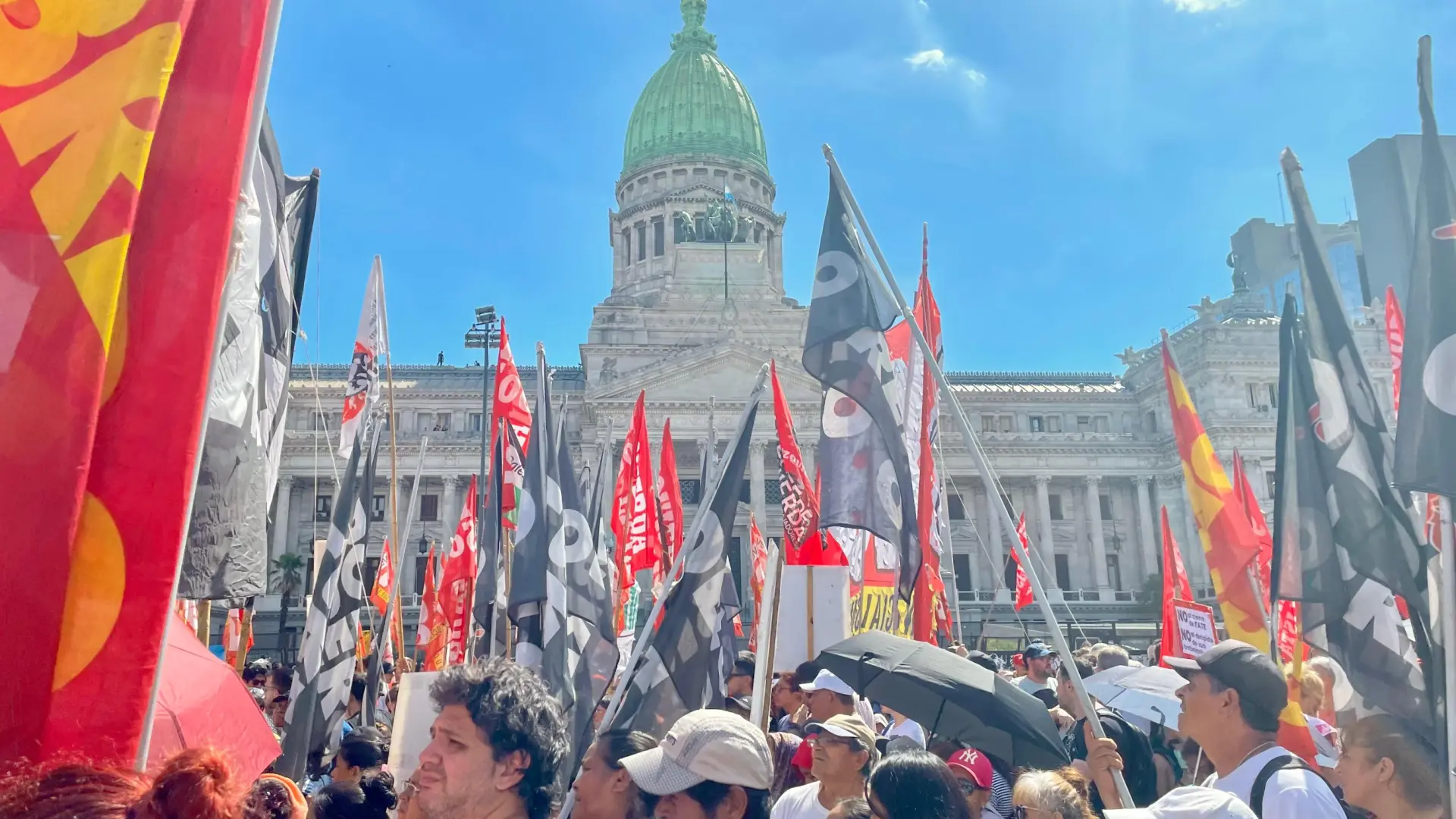 La reforma laboral de Milei resiste a la huelga general convocada por los sindicatos y es aprobada por el Congreso argentino