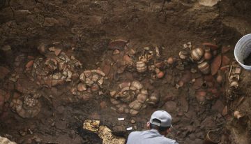 Hallan tumba prehispánica con tesoros de oro y cerámica en El Caño, Panamá