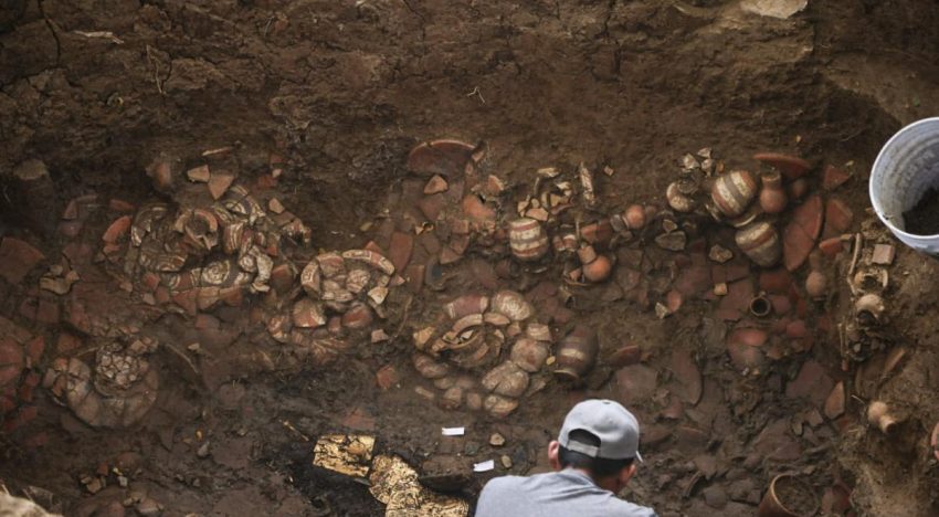Hallan tumba prehispánica con tesoros de oro y cerámica en El Caño, Panamá