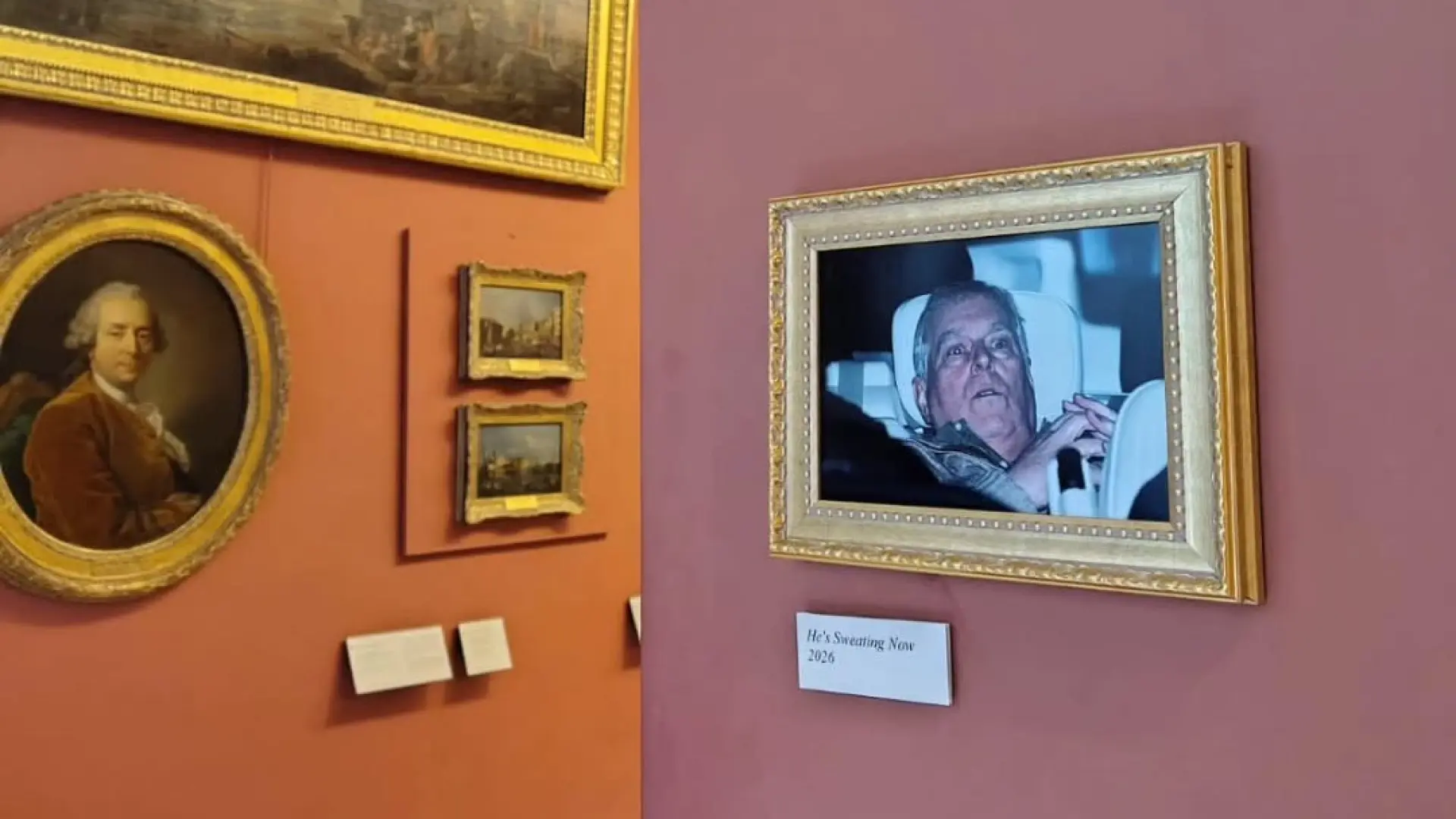 Cuelgan en el Louvre la foto del expríncipe Andrés en el coche tras su detención