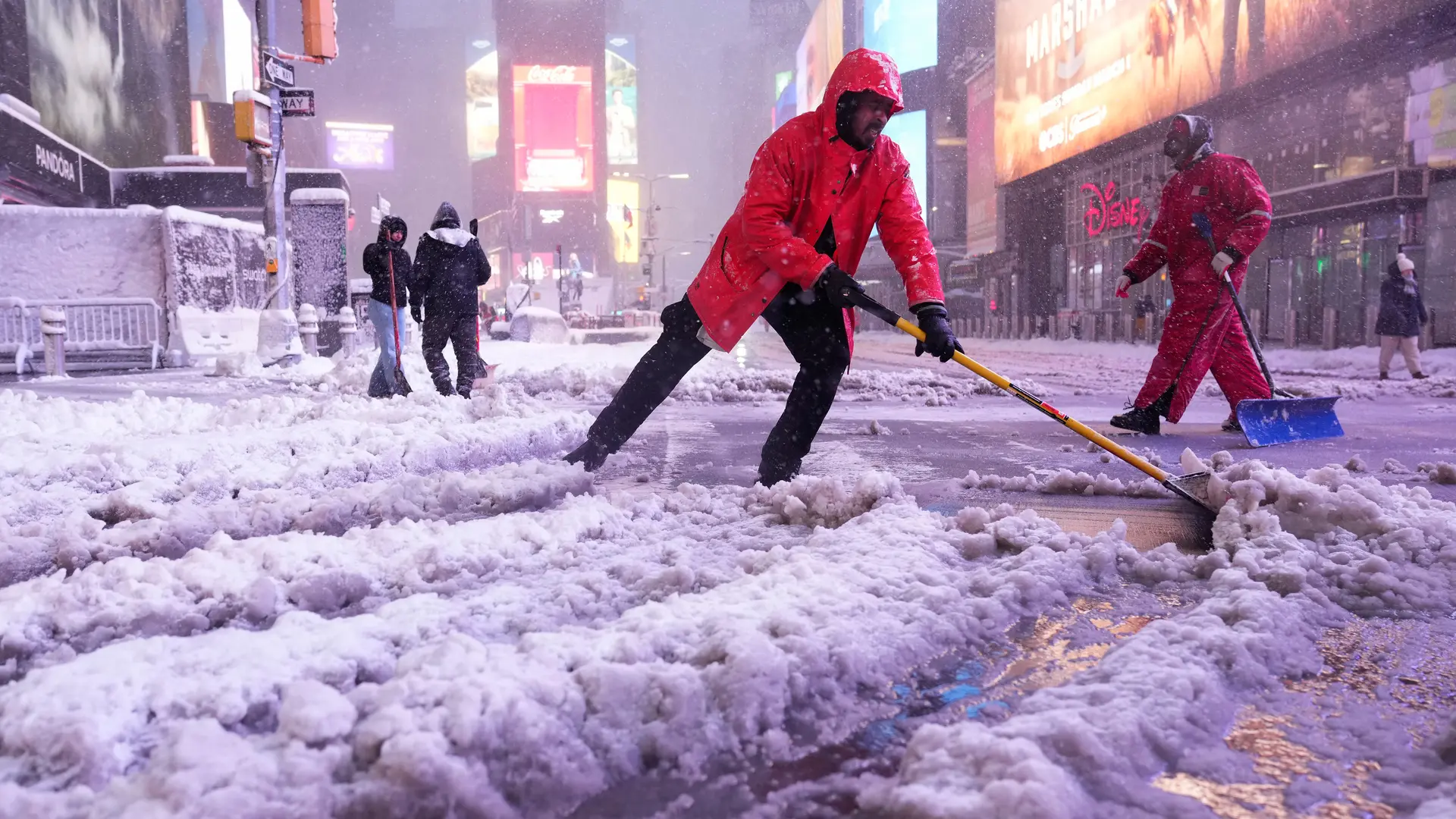 Las fotos de la «destructiva» tormenta de nieve que ha puesto en emergencia a Nueva York