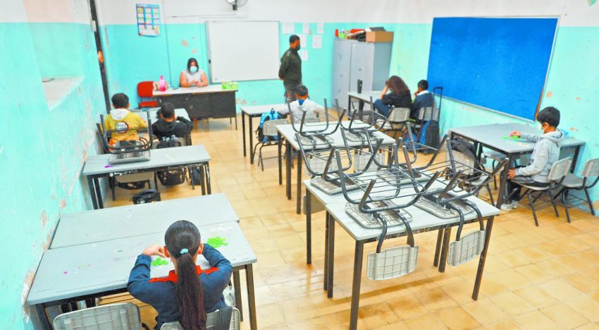 Reanudan las clases en Jalisco; aulas semivacías