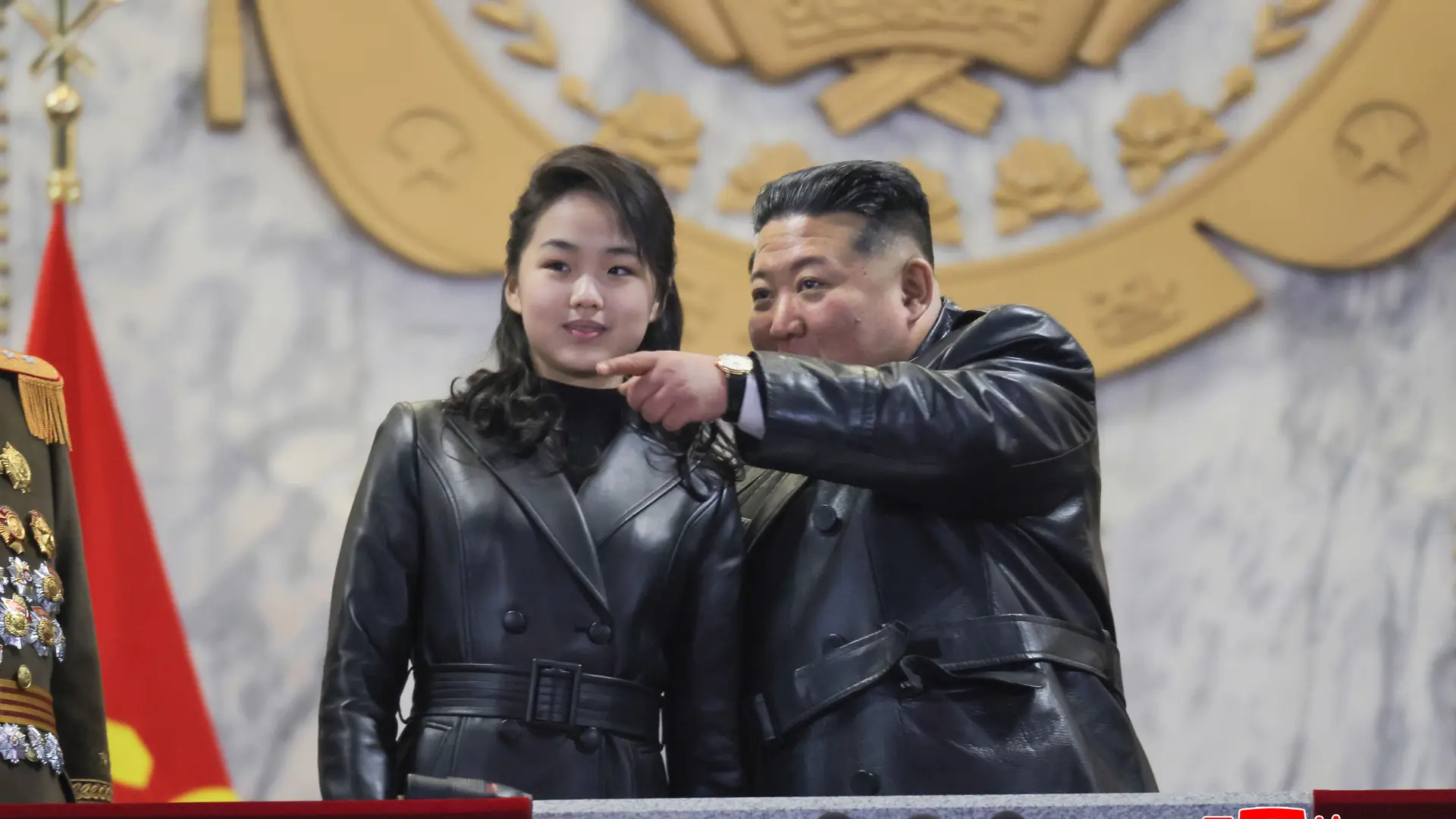 La hija adolescente de Kim Jong-un acude a un desfile militar y refuerza su perfil como sucesora en Corea del Norte