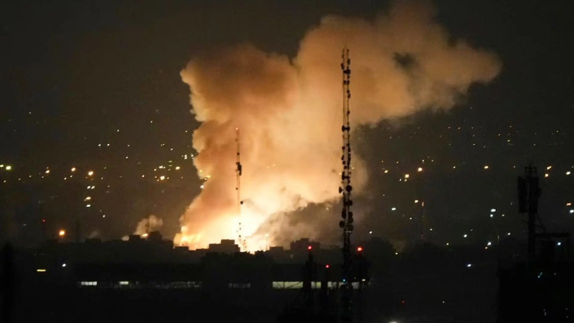 Israel bombardea Irán y cierra su espacio aéreo en plena tensión por las amenazas de EEUU de un inminente ataque