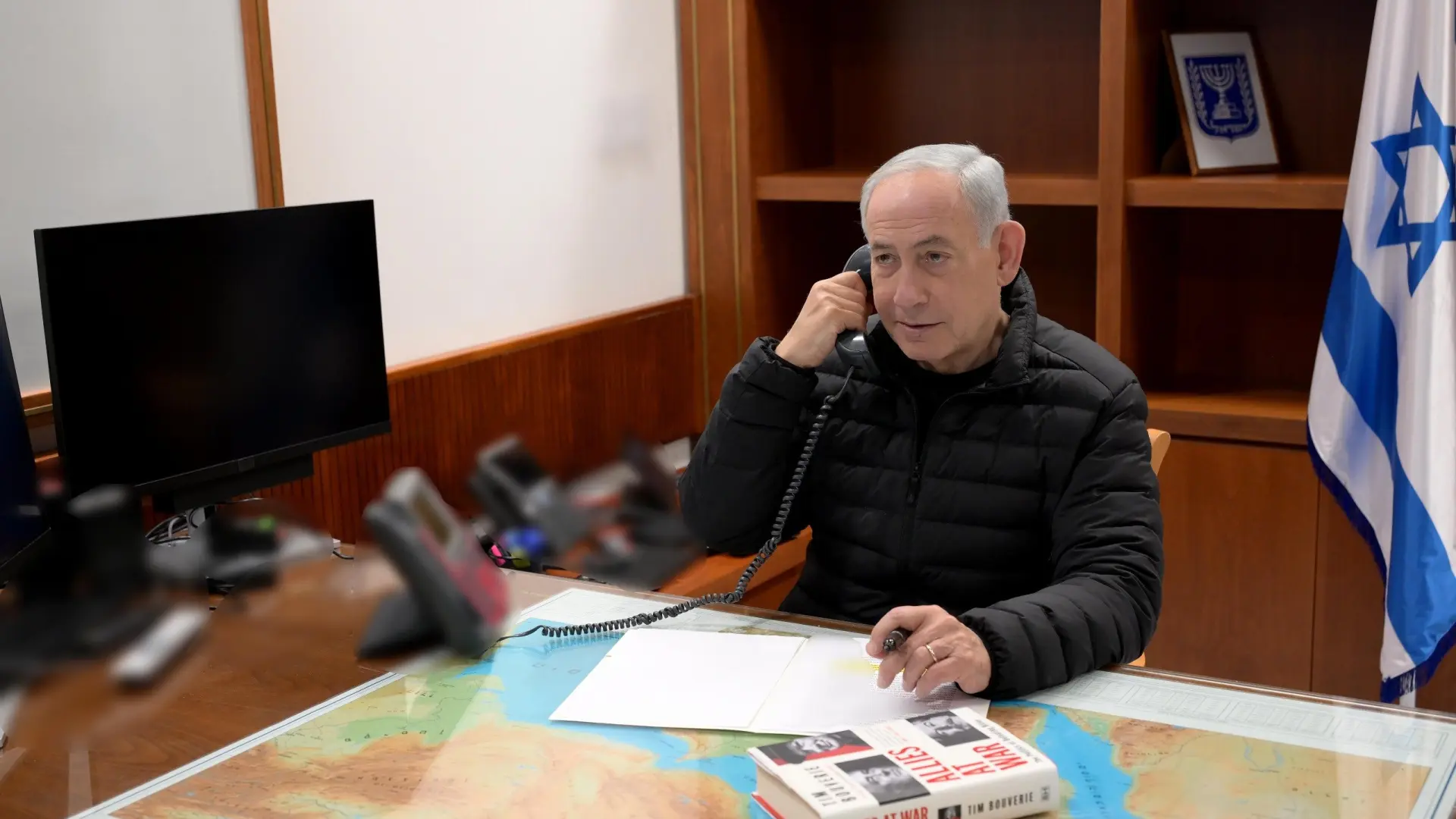 Netanyahu cuelga una foto hablando con Trump llena de símbolos en pleno ataque a Irán: un mapa y el libro 'Aliados en la guerra'