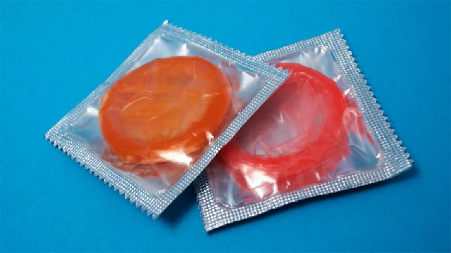 Casi la mitad de los españoles no se protege ni usa preservativo en las relaciones sexuales