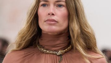 Paula Aroca, maquilladora: «Para conseguir un efecto lifting, lo ideal es aplicar el colorete ligeramente por encima del pómulo y difuminar hacia la sien»