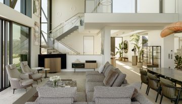 Una elegante villa con piscina en la costa de Óbidos (Portugal) donde exterior e interior dialogan con el mobiliario más sofisticado