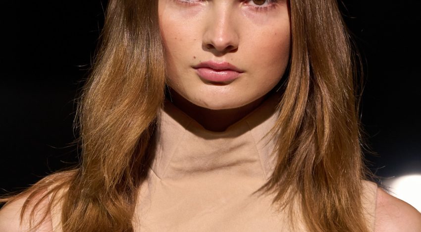 Ángeles Valdivieso, estilista capilar: «Si quieres tener un pelo más brillante, es importante direccionar el secador siempre a favor de la cutícula, desde la raíz a las puntas»