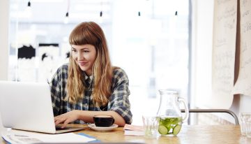 Platón, filósofo griego: «La pobreza no viene por la disminución de las riquezas, sino por la multiplicación de los deseos»