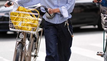 Albert Einstein, científico, dirigiéndose a su hijo en 1900: «La vida es como una bicicleta, para mantener el equilibrio debes seguir moviéndote»