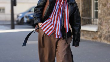 La invitada que fue a los desfiles de París con la blusa de Zara más bonita de la primavera, normal que se agotase en horas